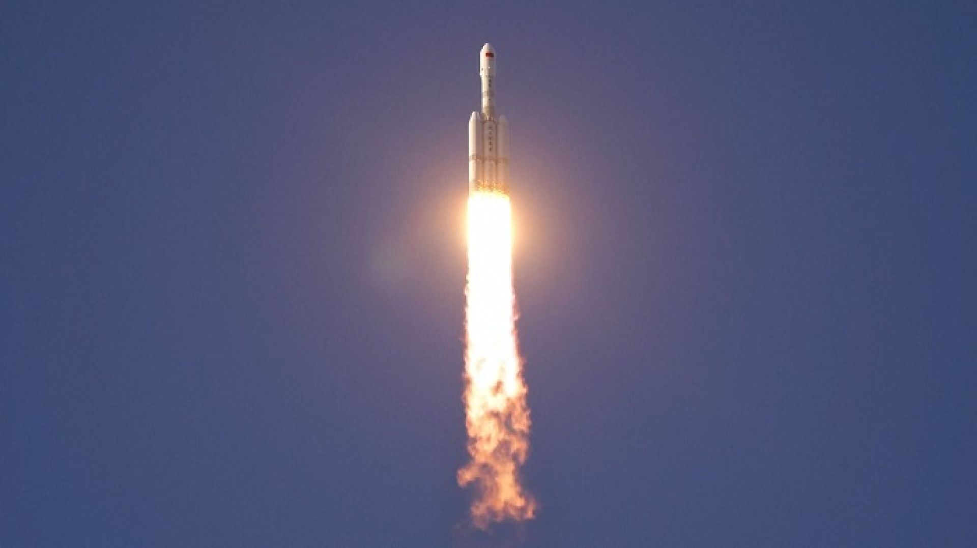 चीनमा तीनवटा उपग्रहहरू सहितको रकेट प्रक्षेपण